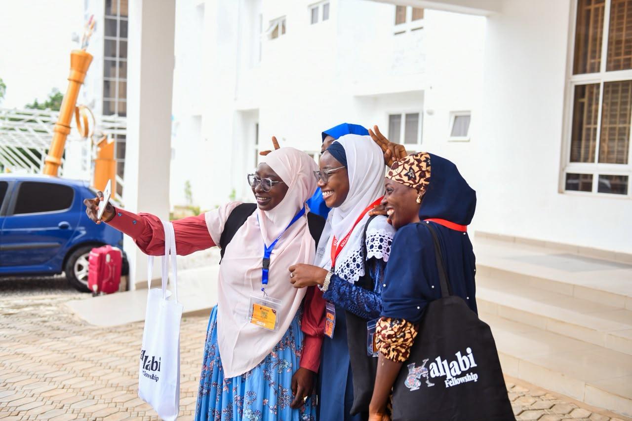 Kallabi fellows outdoors with fellowship tote bags
